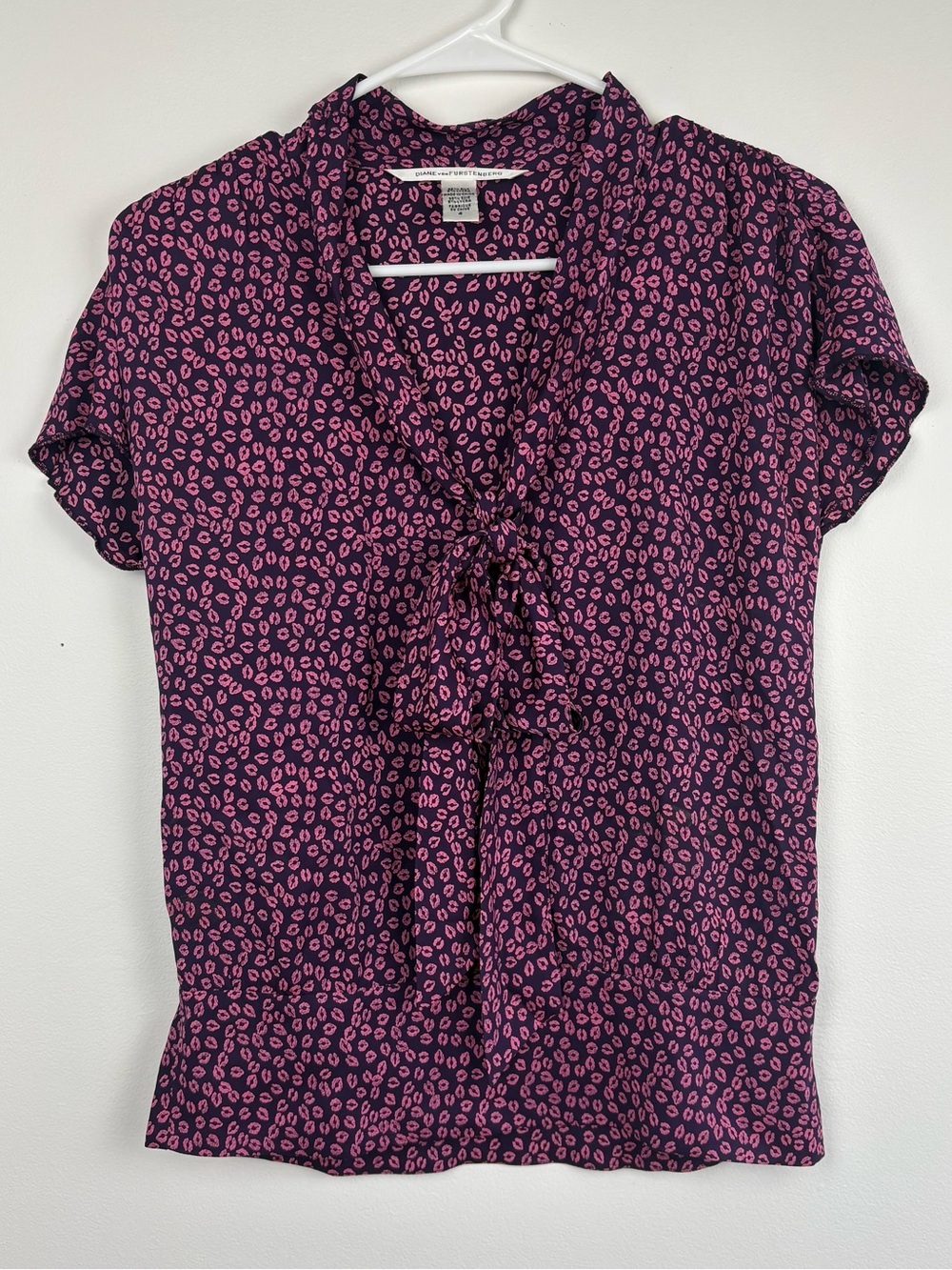 Diane Von Furstenberg Wesley Purple Blouse Pink Lip Print EUC Size 4 Tie-Neck